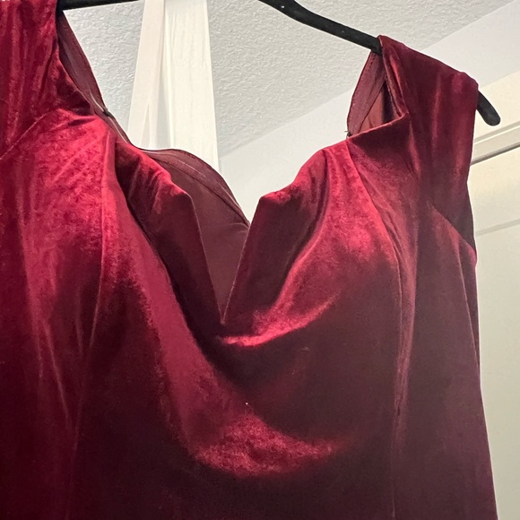 Like New Vince Camuto Velvet Gown, Sz. 8 - Picture 4 of 7
